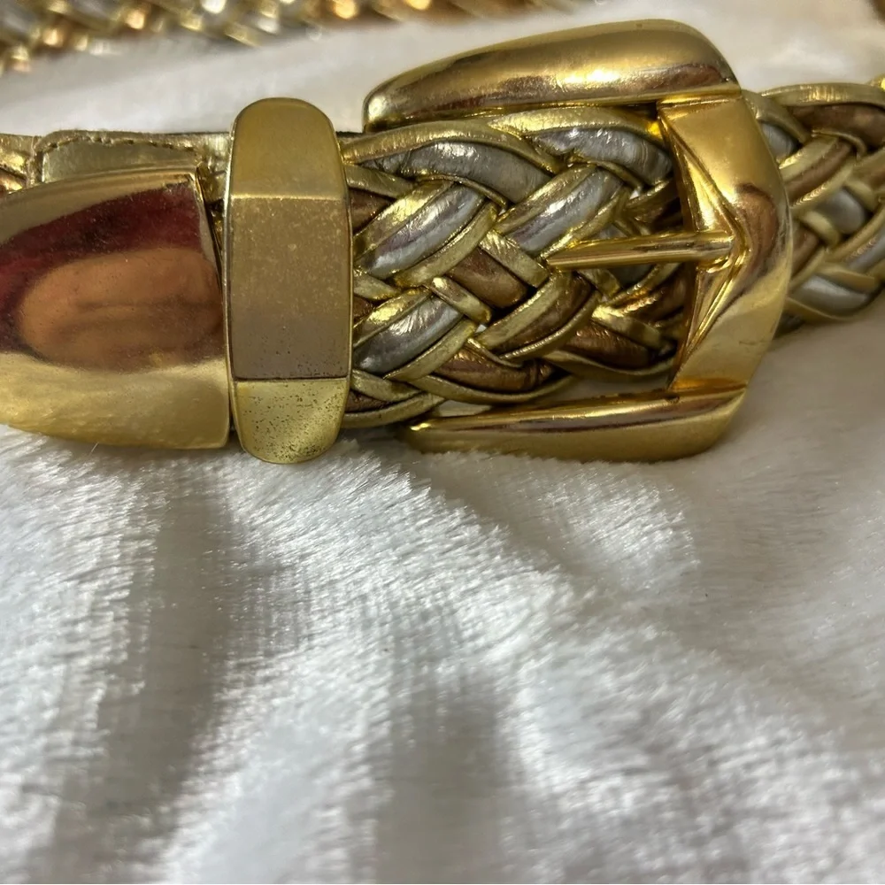 Vintage women’s S/M gold and silver‎ metallic belt. 70s 80s retro look.